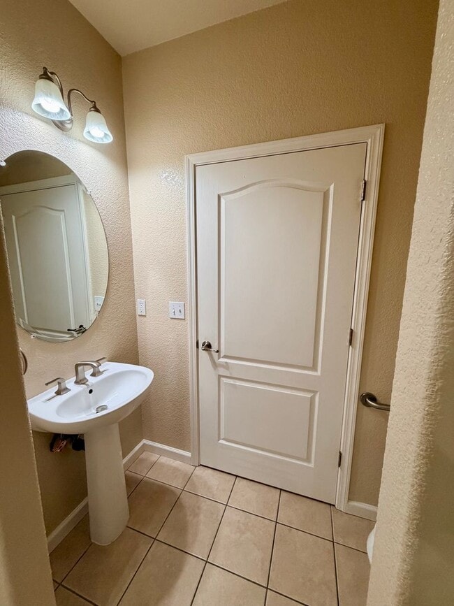 Building Photo - 147 Apple Ln