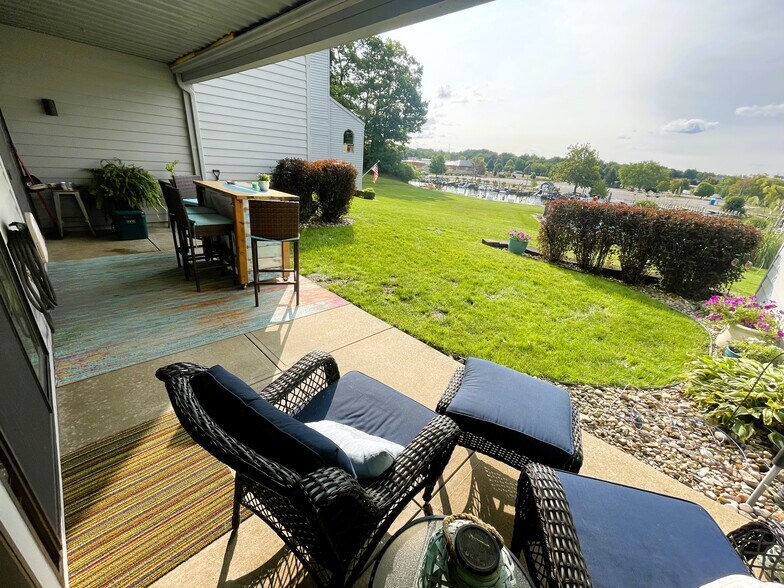 Building Photo - 230 Oak St