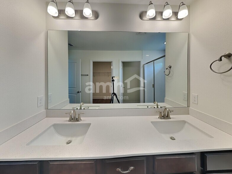Building Photo - 6054 Little Blf Cir