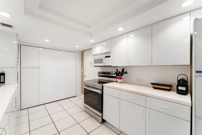 Building Photo - 1121 Crandon Blvd