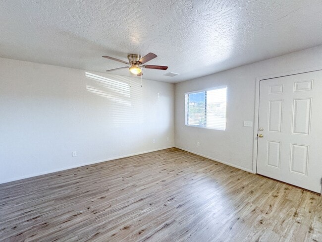 Building Photo - FOUR-PLEX SINGLE LEVEL APARTMENT - CLARKDALE