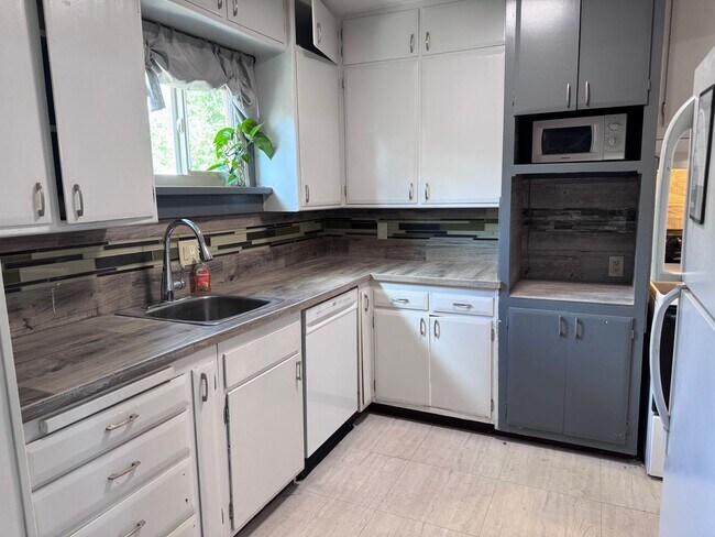 Building Photo - 2 Bedroom, 1 Bathroom Home near Nob Hill/UNM/UNMH