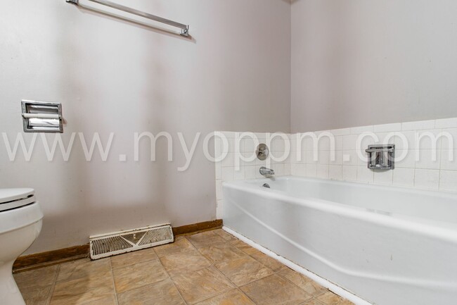 Building Photo - Beautiful 3 Bedroom / 2.5 Bath | 120th and...