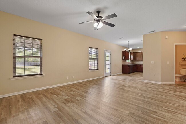Building Photo - 966 Mustang Ln NE