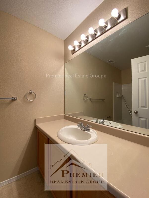 Building Photo - 10527 Country Park Pt