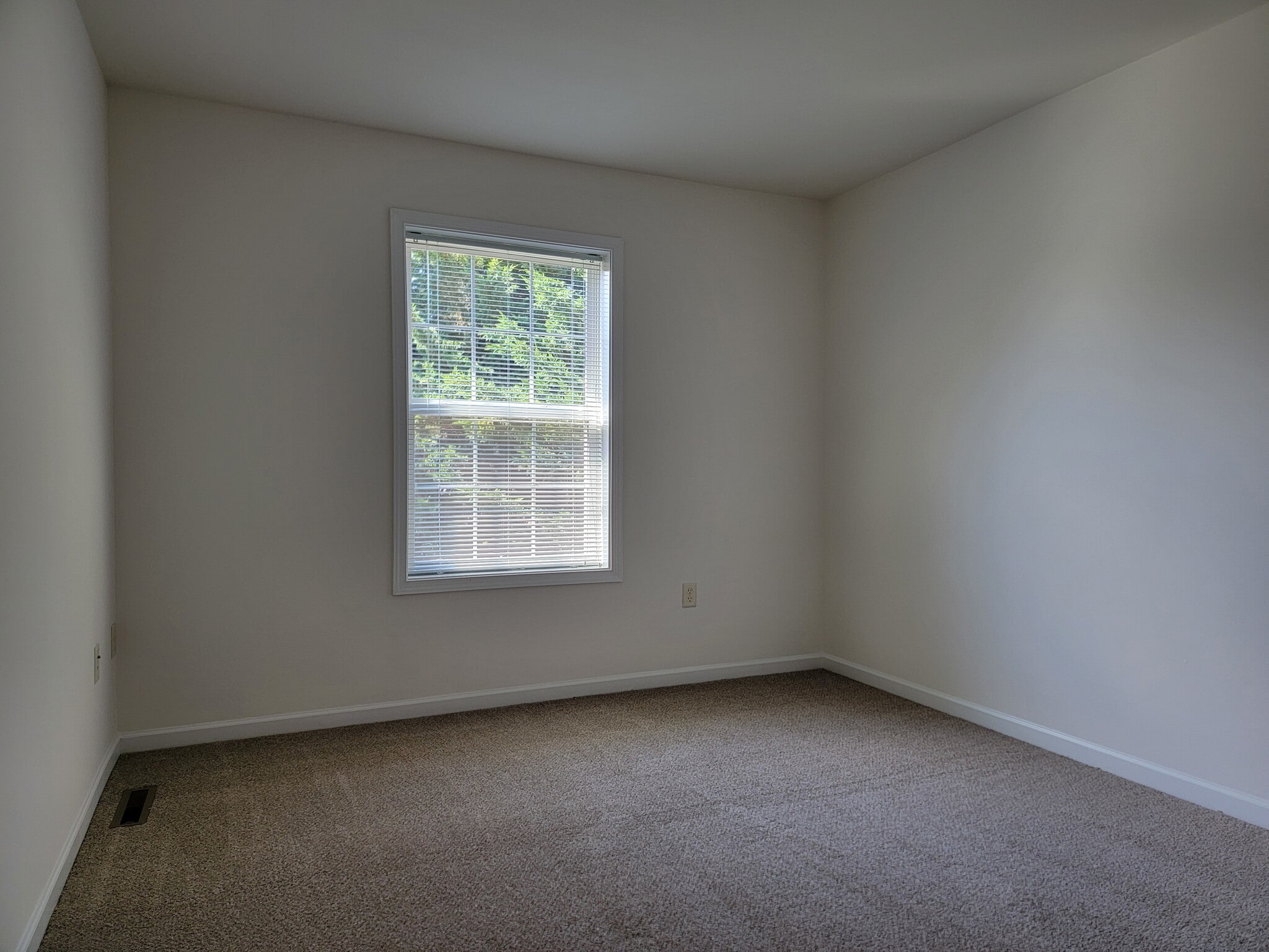Building Photo - 402 Mount Olive Ln