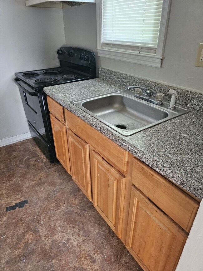 Building Photo - 3 bdrm 1 bath ready to rent