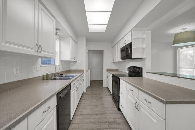 Building Photo - 9 Birchcane Dr