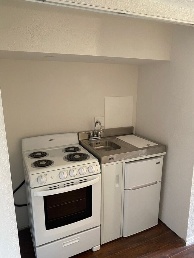 Building Photo - ALL UTILITIES INCLUDED - 3 bed duplex