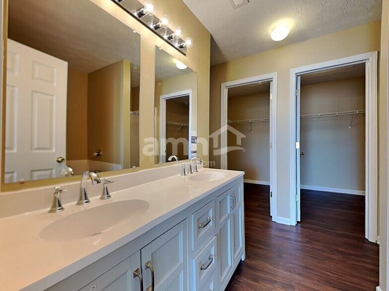 Building Photo - 138 Thompson St