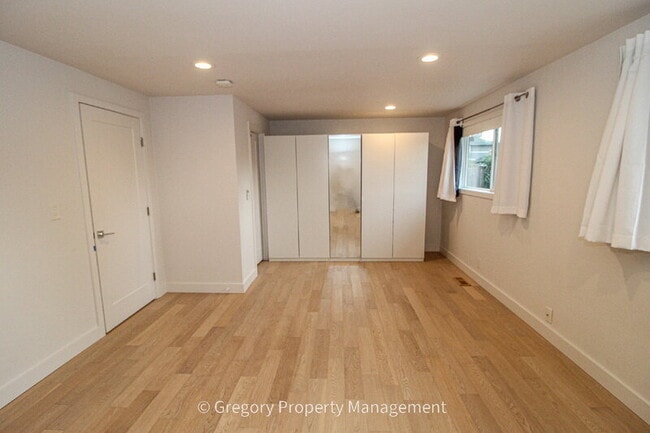 Building Photo - 604 9th Ave