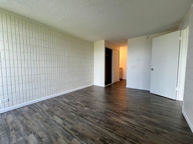 Building Photo - Haiku Hale: 2 Bed, 1 Bath Condo w/ 1 Parki...