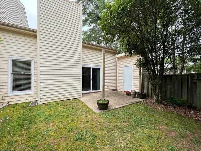 Building Photo - Adorable 3 Bedroom Townhouse w/ 1st Floor ...