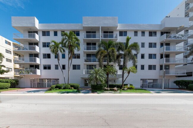Building Photo - 1665 Bay Rd