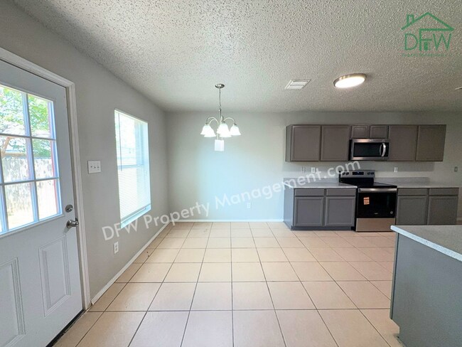 Building Photo - Spacious 4-Bedroom Home with Fireplace & Large Backyard in SW Fort Worth