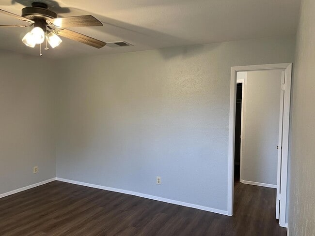 Building Photo - 305 Hickok Ct