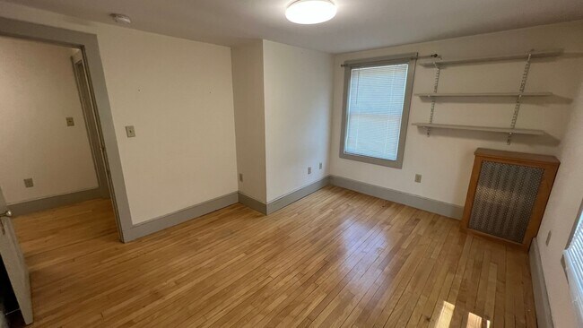 Building Photo - Large 4 Bedroom Apartment All Utilities In...