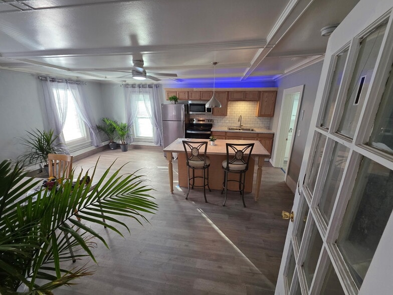 Building Photo - 536 Arsenal St