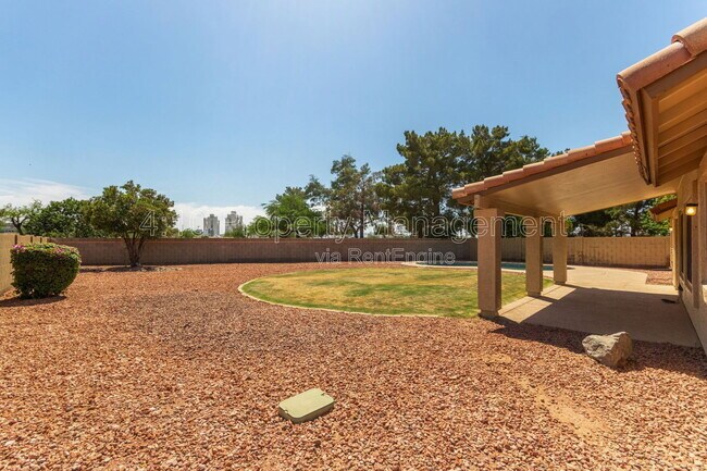 Building Photo - 2381 W Redwood Dr