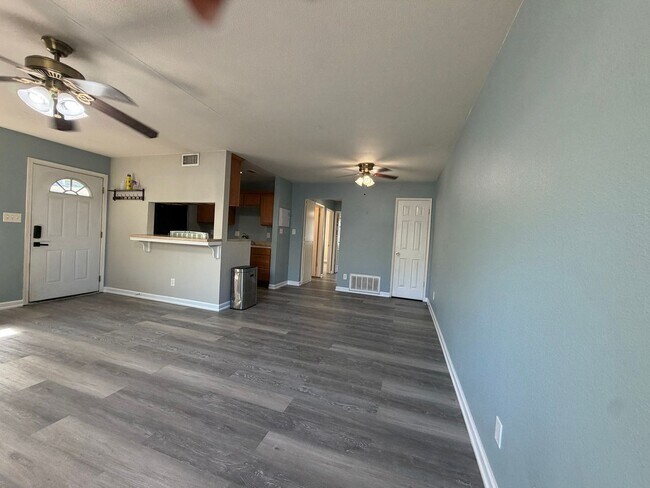 Building Photo - Upstairs 2/1 home in Greenback Estates