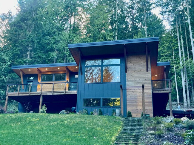 Primary Photo - Absolutley stunning custom home in desirab...