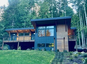 Building Photo - Absolutley stunning custom home in desirab...