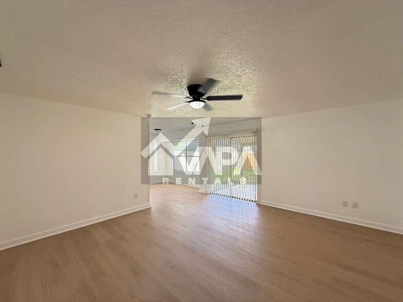 Building Photo - 9315 Cliff Way St