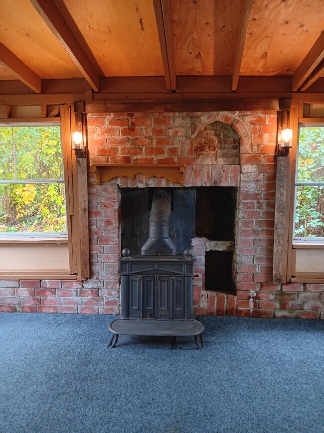 Building Photo - 2479 Malletts Bay Ave