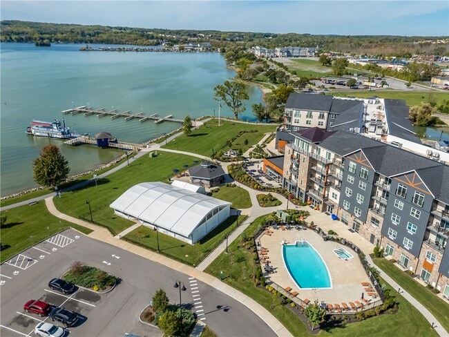 Building Photo - 205 Lakeshore Dr