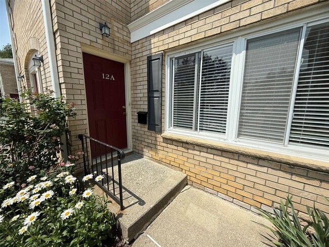 Building Photo - 250 Beechwood Ave