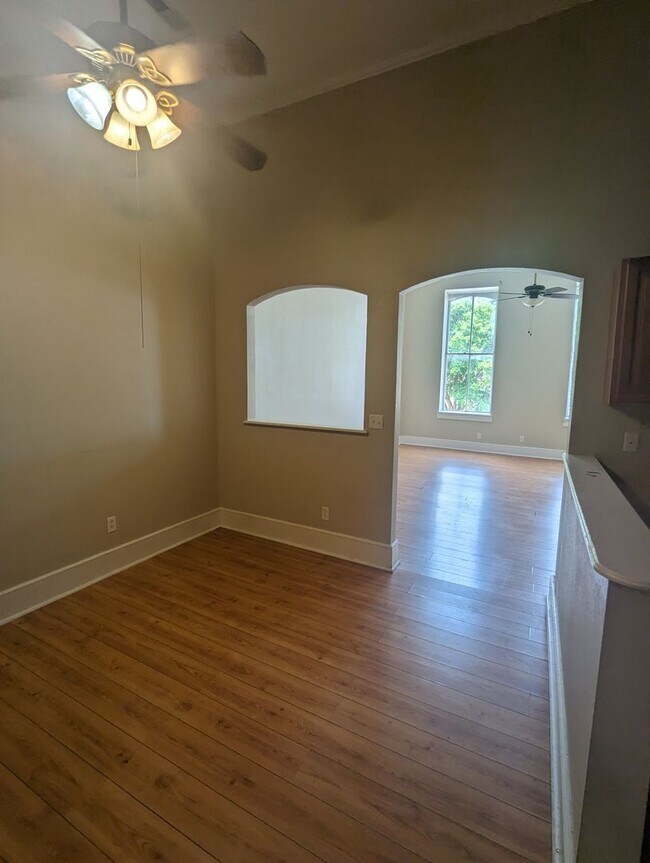Building Photo - Huge Two+ Bedroom/Two Full Bath Apartment ...