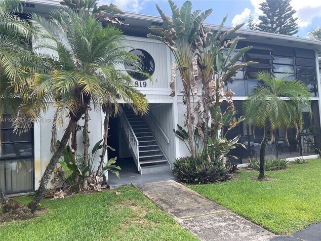 Building Photo - 819 NE 199th St