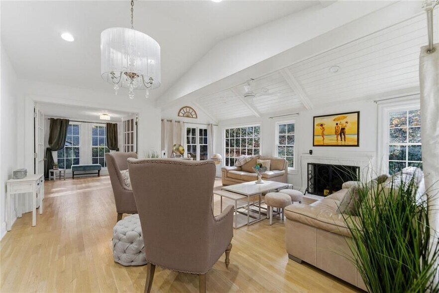 Building Photo - 302 Hascall Rd NW