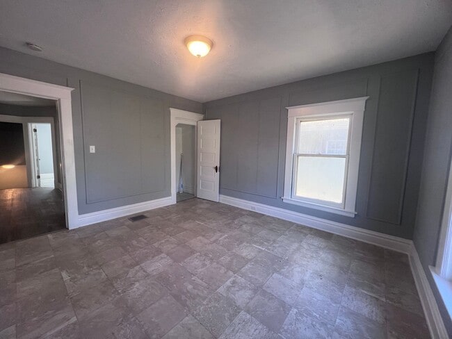 Building Photo - Large Single Family Five Bedroom Home!