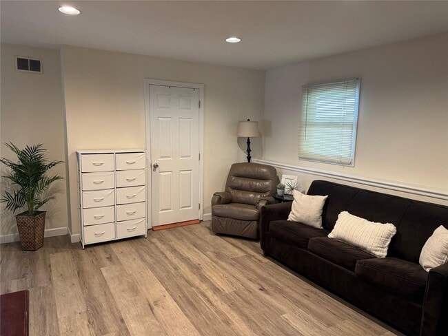 Building Photo - 33 Lake Nanuet Dr