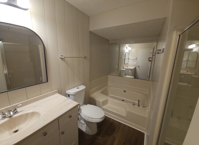 Building Photo - 5727 Lexington Dr