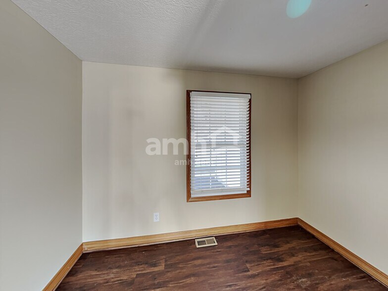 Building Photo - 811 Corylus Dr SW