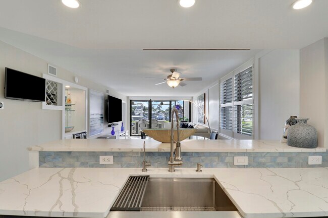 Building Photo - 515 Bay Colony Dr N
