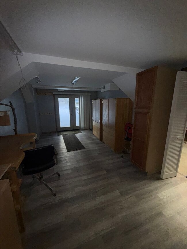 Building Photo - Spacious 3-Bedroom, 2-Bath Home, 2 Car Garage, Just Outside of Town – Pets Welcome!