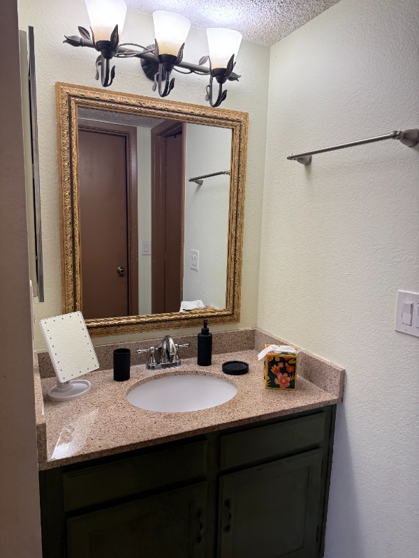 Building Photo - 2194 N Pantano Rd