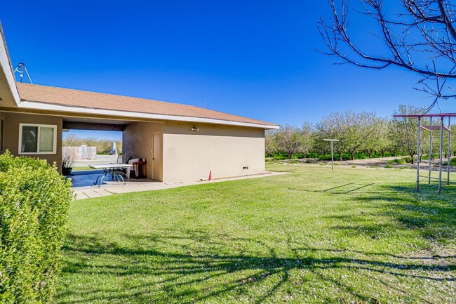 Building Photo - Farmhouse in NW Bakersfield