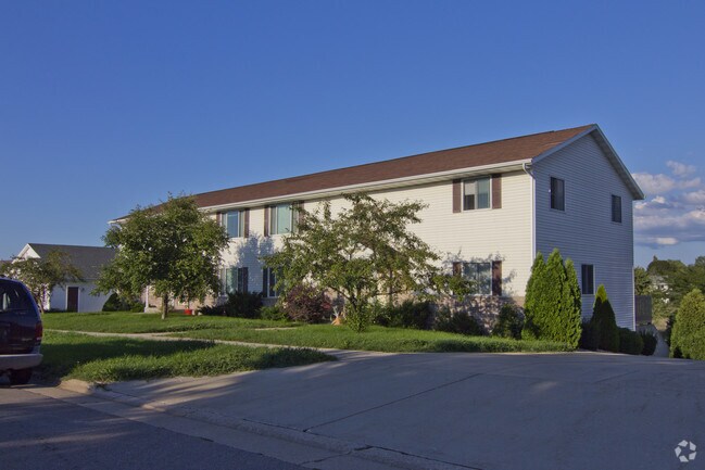 Building Photo - 2018-2024 Green Valley Dr