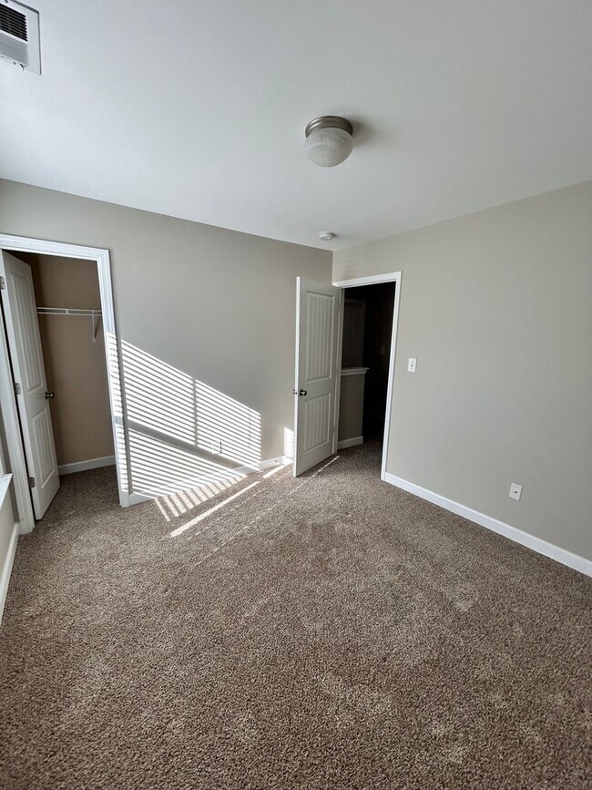 Building Photo - Large family rental available in Maple Hill