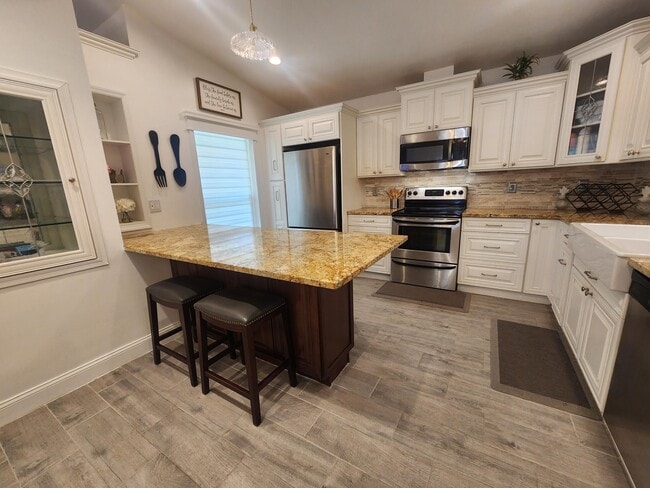 Building Photo - 250 E Riverbend Dr