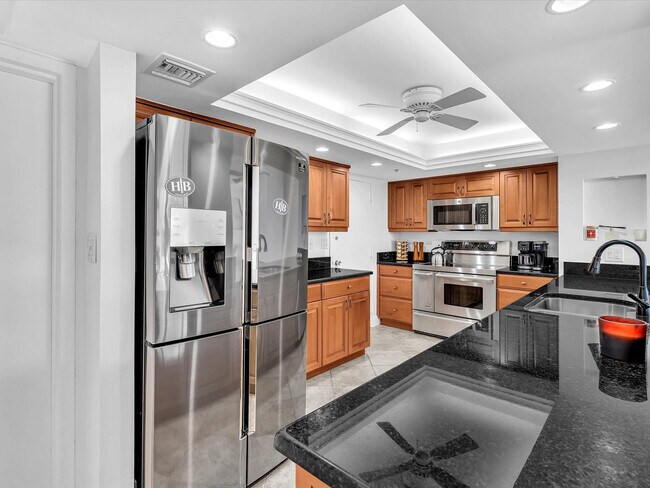 Building Photo - 1150 Hillsboro Mile