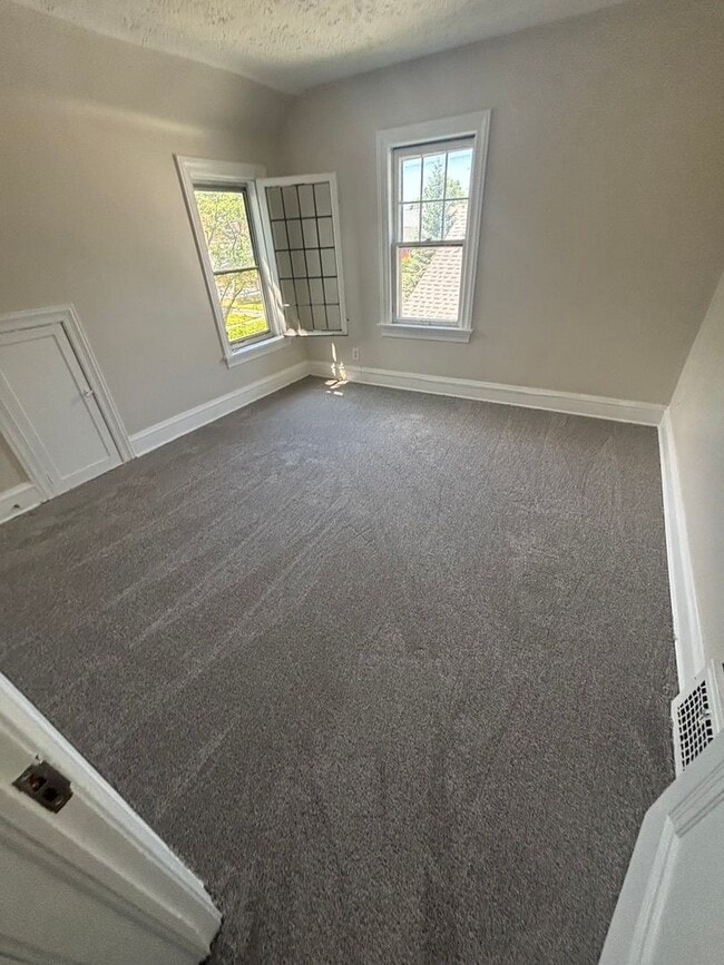 Building Photo - Beautifully Renovated 4-Bedroom Home in Cl...