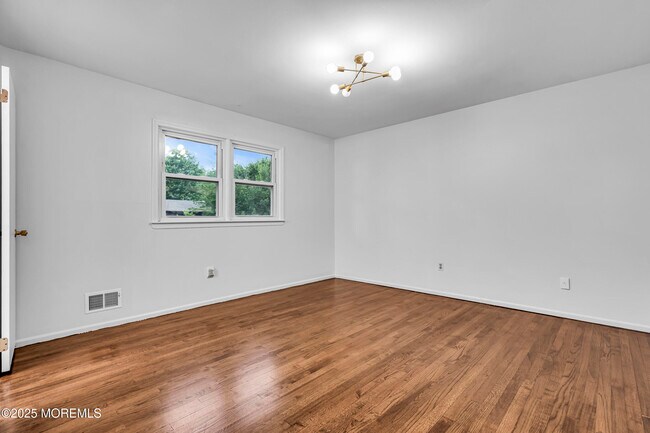 Building Photo - 720 Brookside Dr