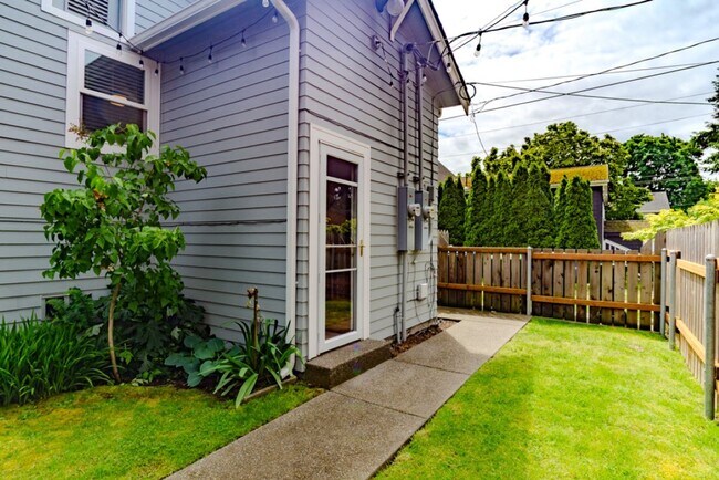 Building Photo - Spacious 1 bedroom Maple Leaf Bungalow w/AC!