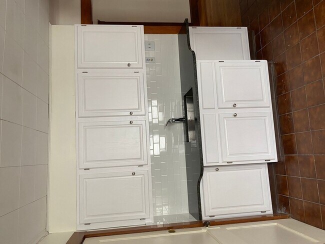 Building Photo - 1200 sq ft 3 bed 1 bath Brighton apartment!