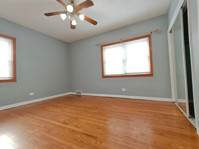 Building Photo - 2437 W Balmoral Ave